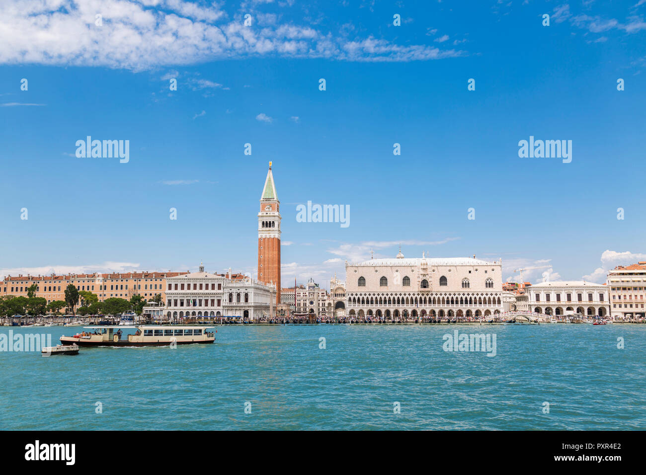 L'Italia, Venezia, vista dalla laguna verso piazza San Marco con il Campanile Foto Stock