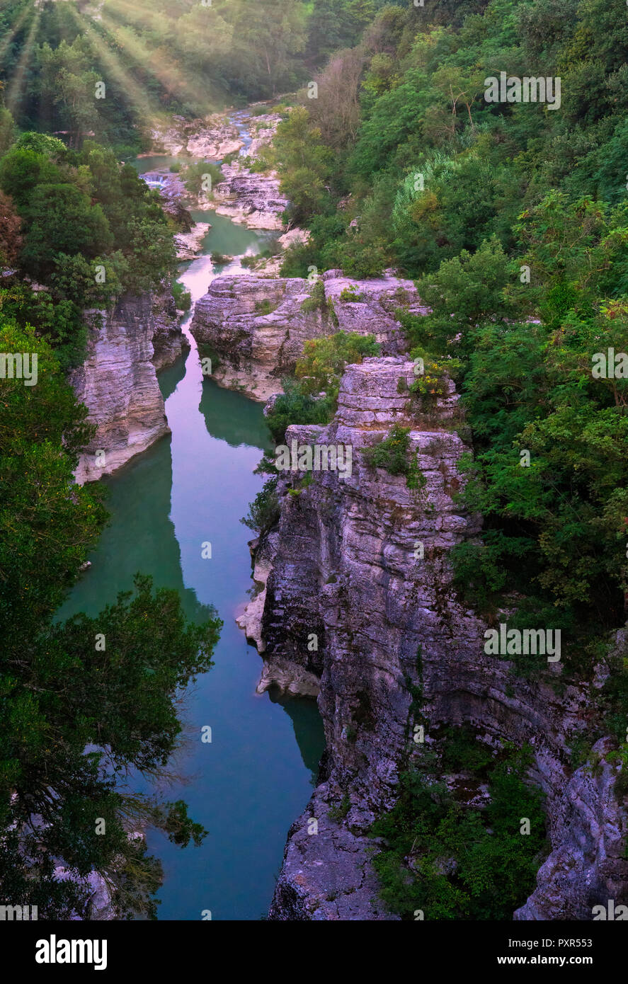 L'Italia, Marche, Fossombrone, Marmitte dei Giganti canyon, il fiume Metauro in serata Foto Stock