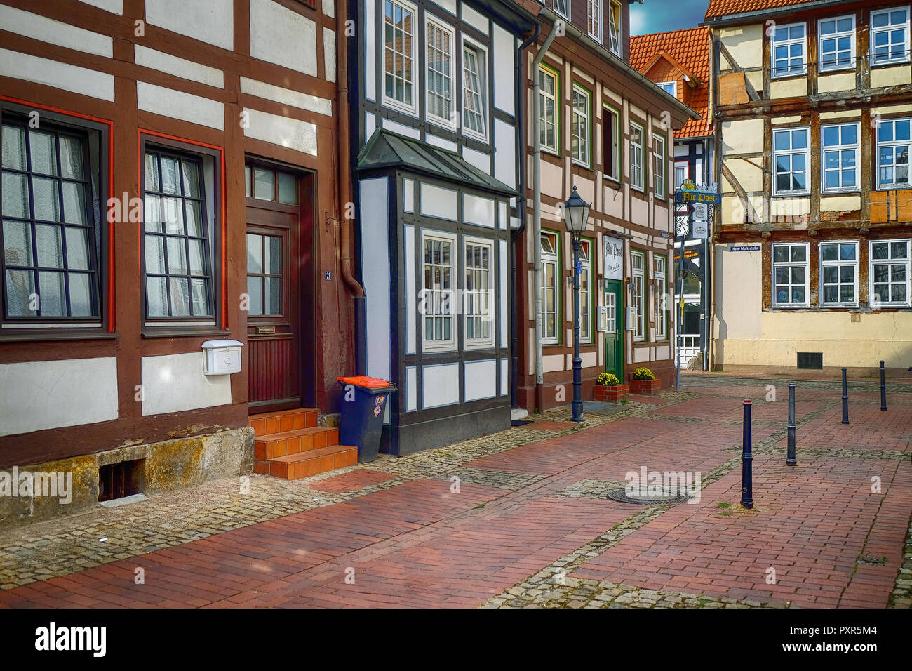 Centro storico della città e case tradizionali di Hameln/Hamelin, Germania durante le giornate di sole Foto Stock