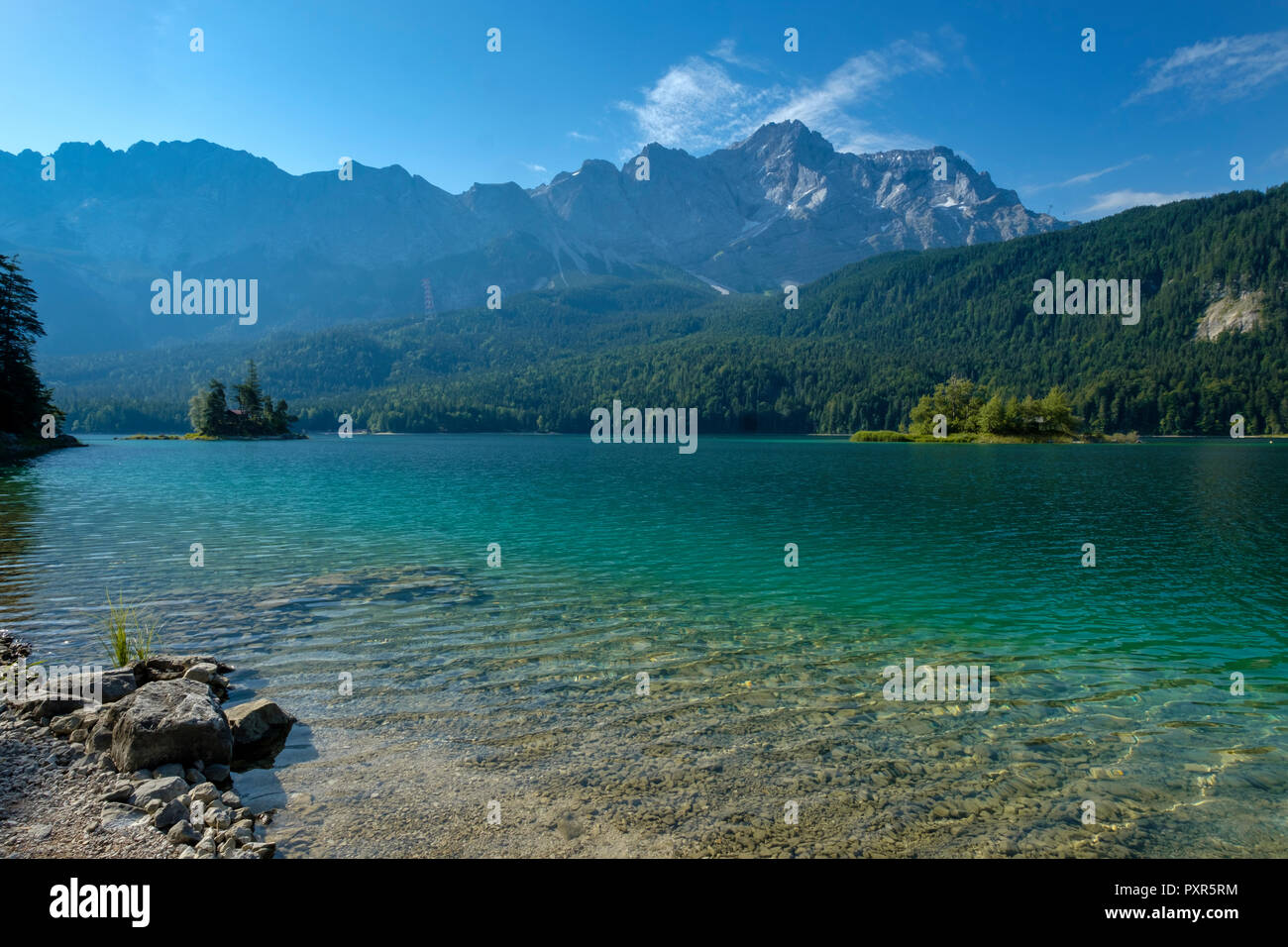 In Germania, in Baviera, vista di Zugspitze con lago Eibsee in primo piano Foto Stock