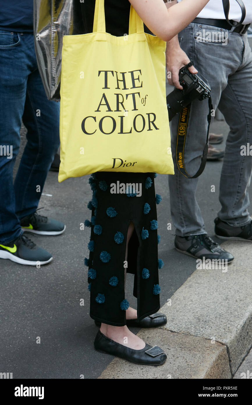 Milano, Italia - 22 settembre 2018: Donna con giallo borsa Dior e gonna  nera con bobbles blu prima di Salvatore Ferragamo sfilata di moda Milano  Foto stock - Alamy