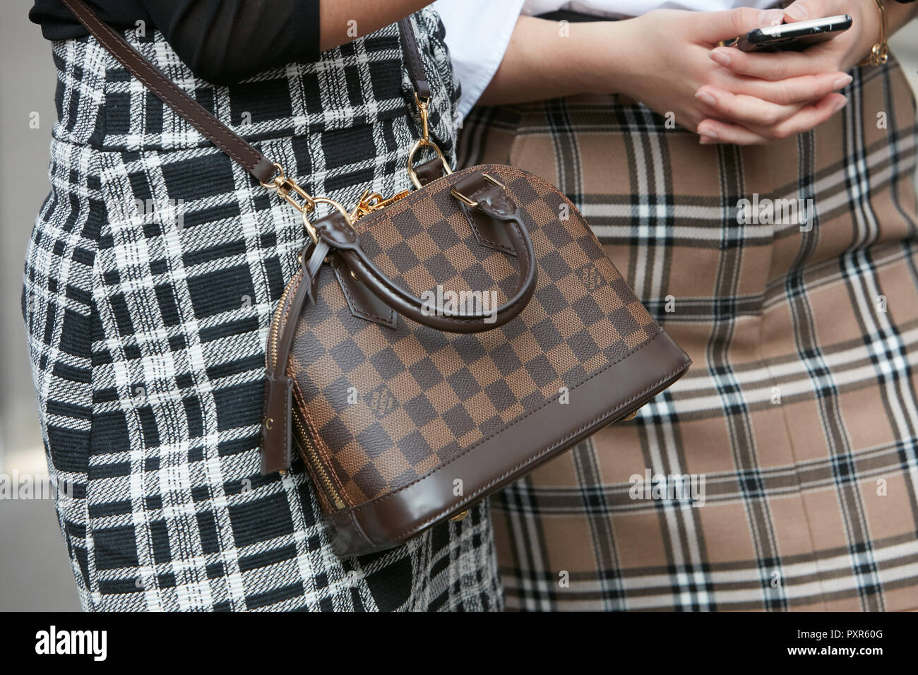 Milano, Italia - 22 settembre 2018: Donna marrone con Louis Vuitton  sacchetto a scacchi prima di Salvatore Ferragamo fashion show, la Settimana  della Moda Milanese street sty Foto stock - Alamy