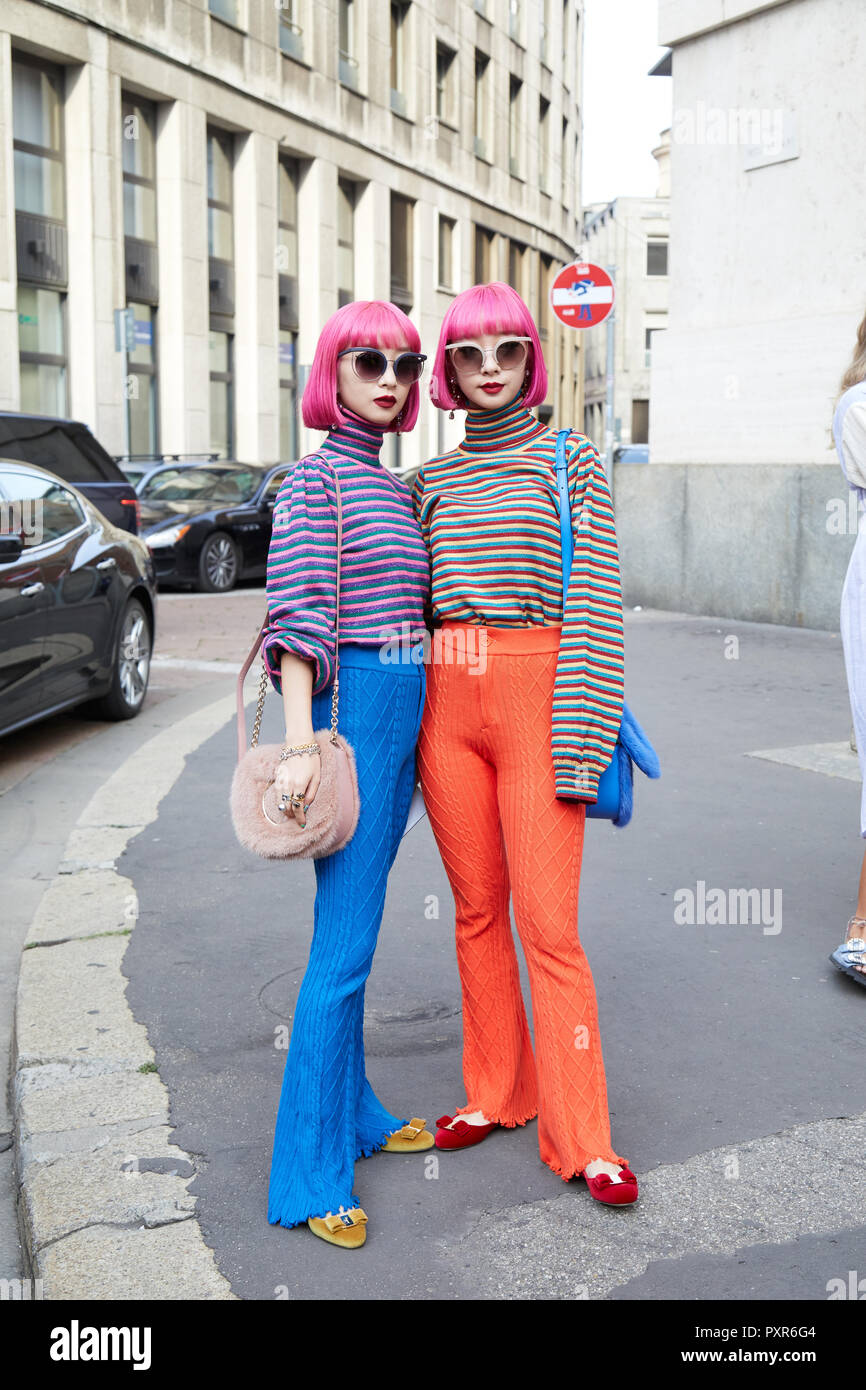 Milano, Italia - 22 settembre 2018: Amiaya con capelli rosa, occhiali da sole e arancio e pantaloni blu prima di Salvatore Ferragamo fashion show, Milano Fashi Foto Stock