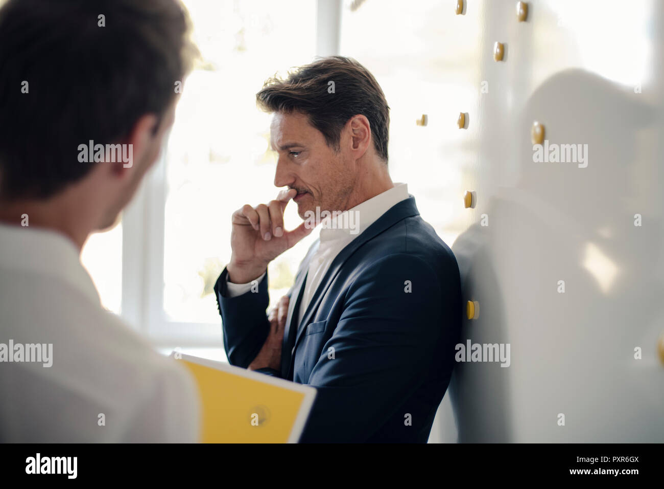 Due proprietari in ufficio, pensando Foto Stock