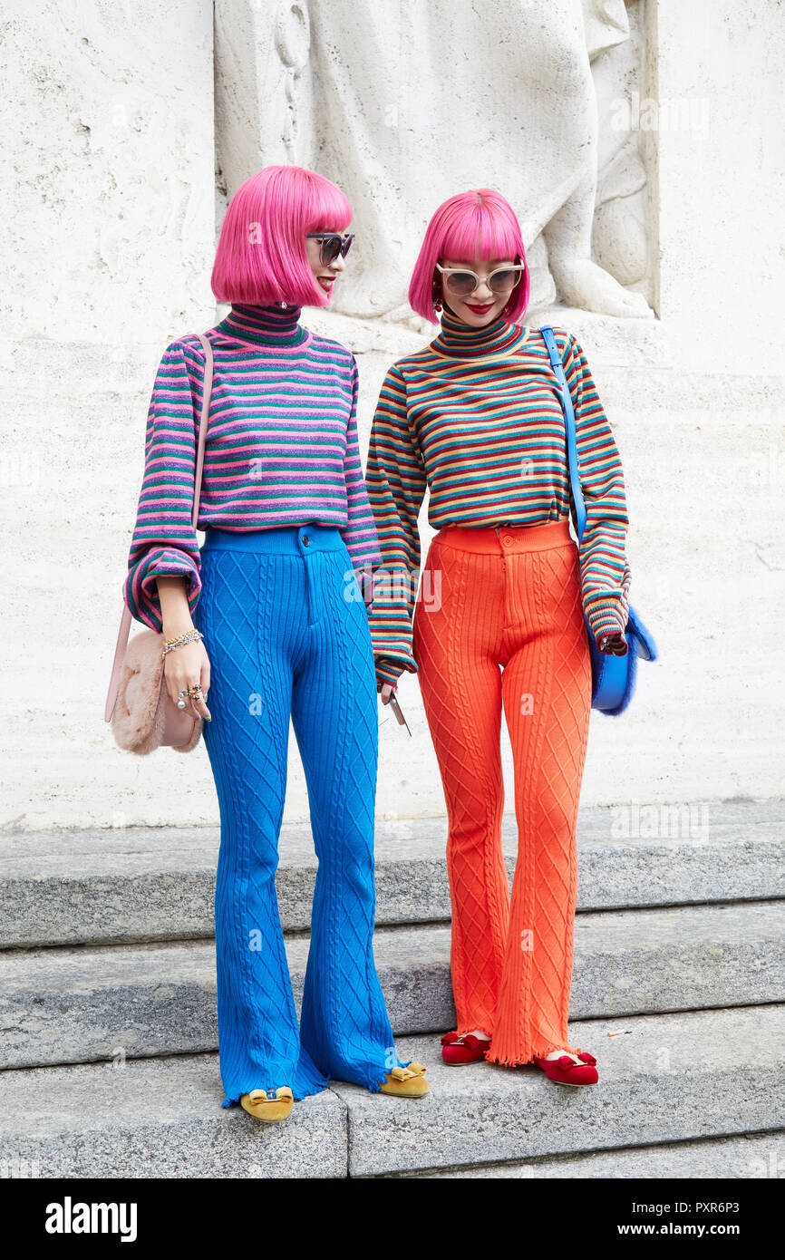 Milano, Italia - 22 settembre 2018: Amiaya con capelli rosa, occhiali da sole e arancio e pantaloni blu prima di Salvatore Ferragamo fashion show, Milano Fashi Foto Stock