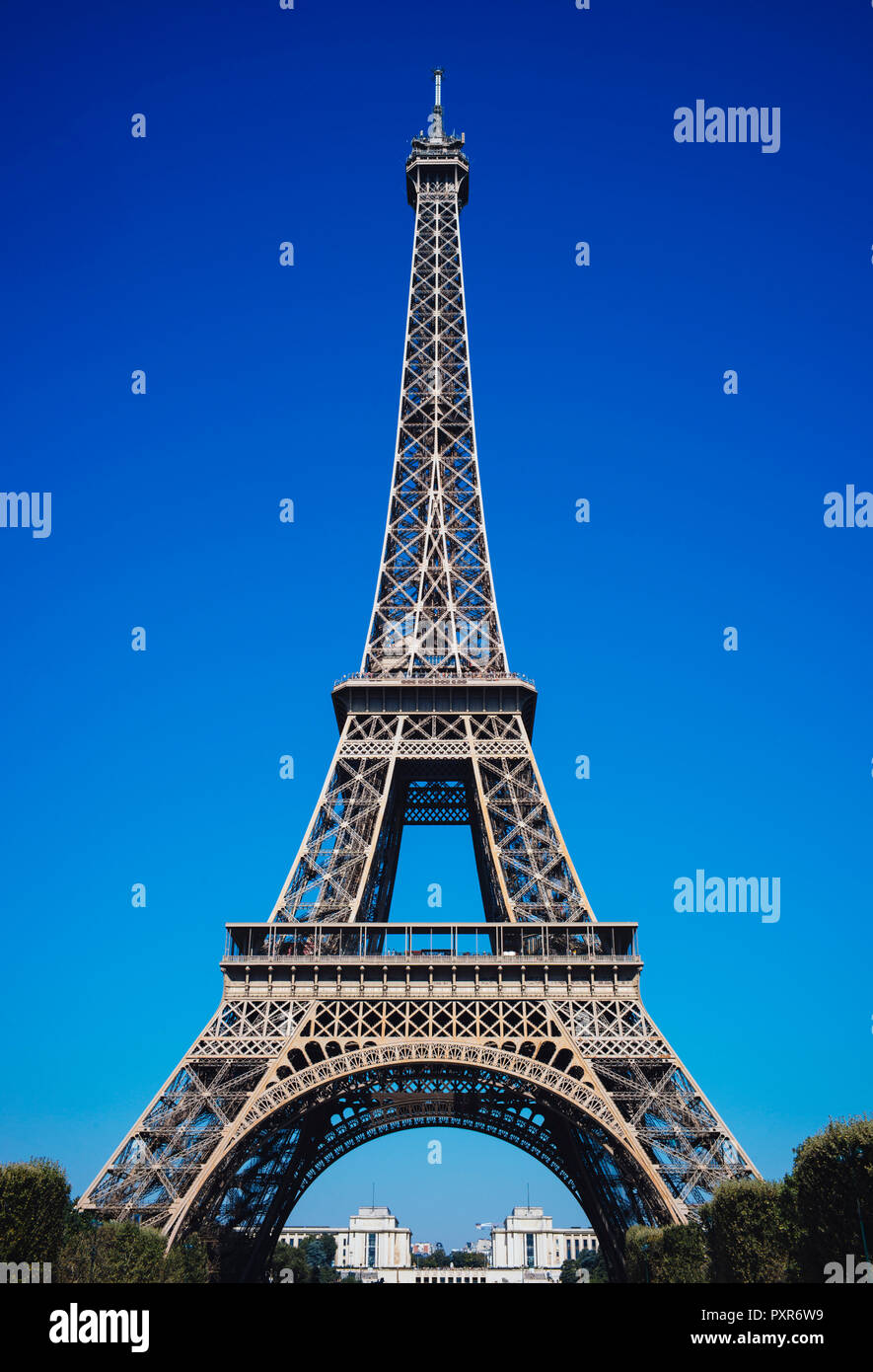 Francia, Parigi Torre Eiffel contro il cielo blu Foto Stock