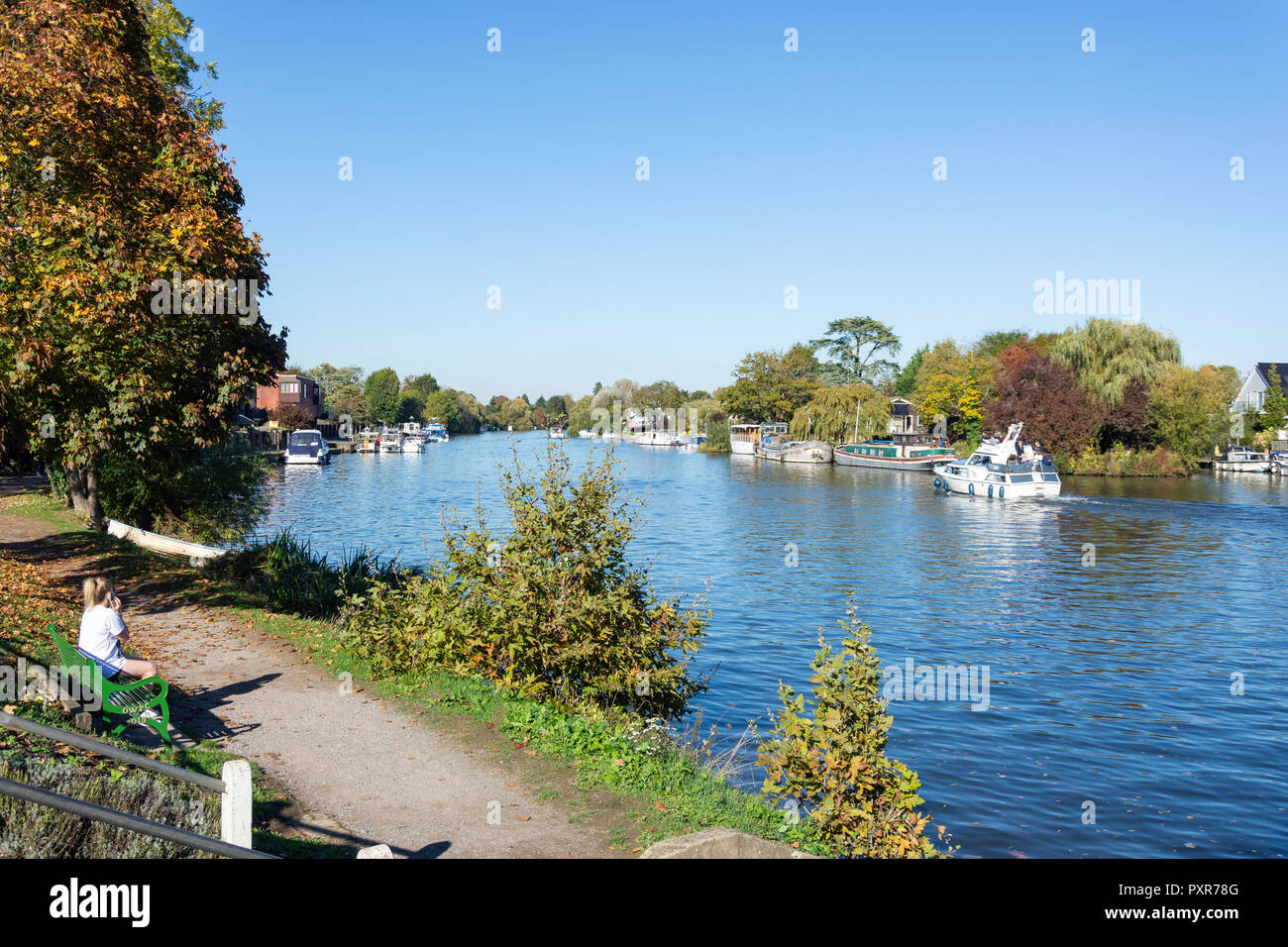 Percorso lungo il fiume, il fiume Tamigi e Old Windsor, Berkshire, Inghilterra, Regno Unito Foto Stock