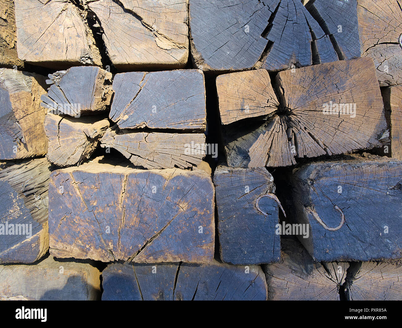 Pila di legno sottopavimenti ferroviaria. Foto Stock