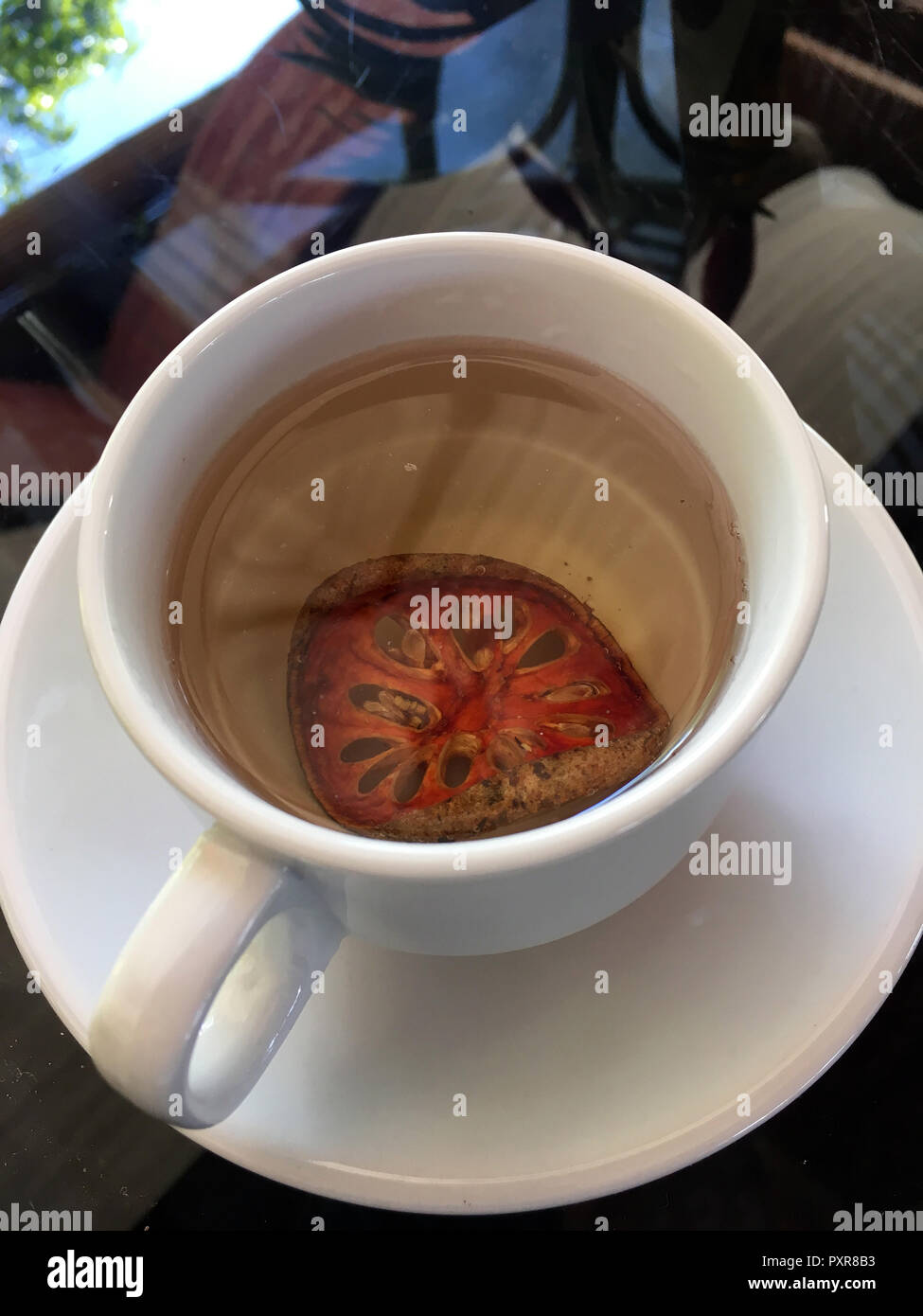 Calda tazza di pane abbrustolito bael ("legno apple") frutta tè a Luang Prabang, Laos Foto Stock