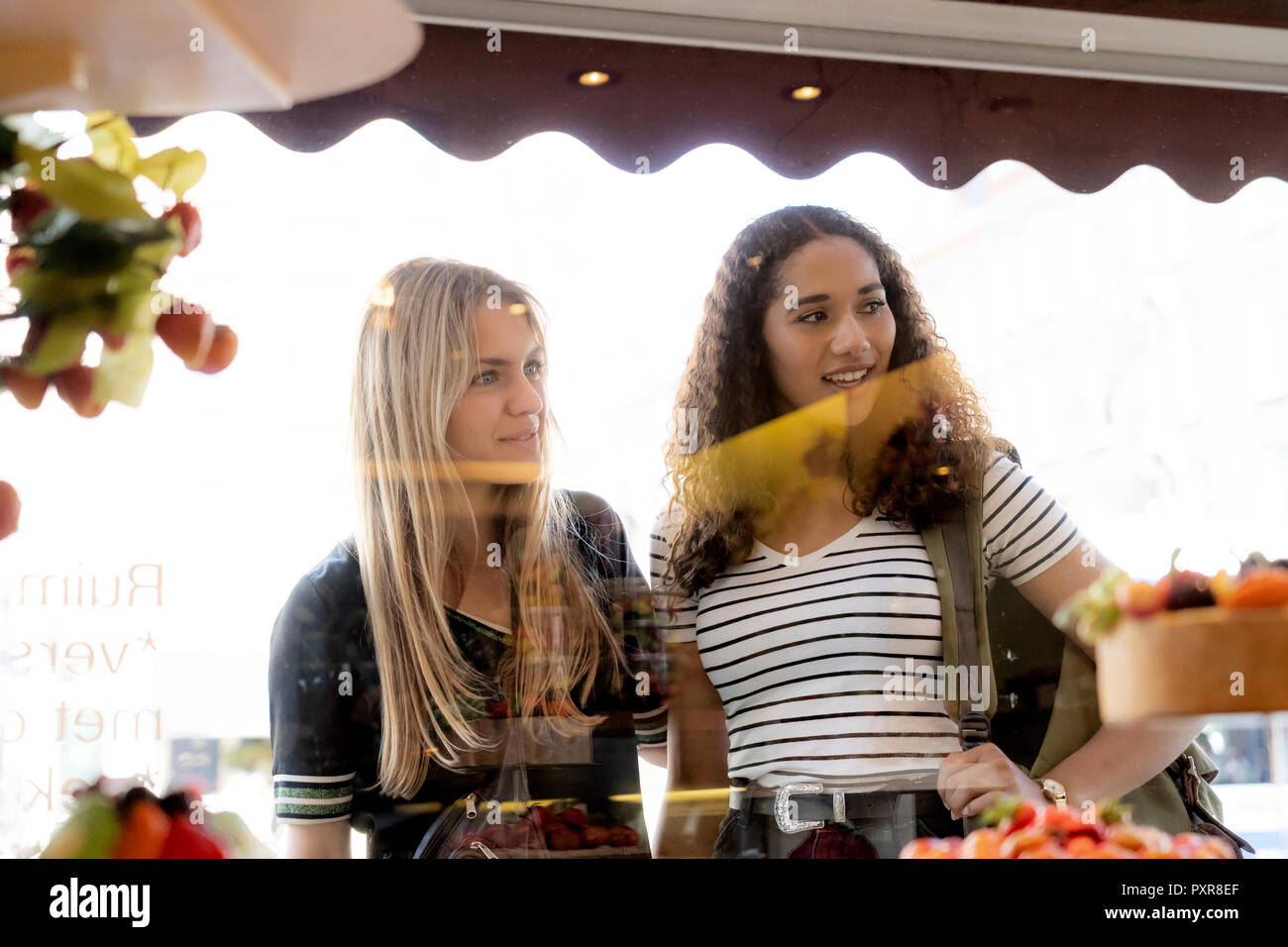 Fidanzate cercando in un negozio di pasticceria Foto Stock