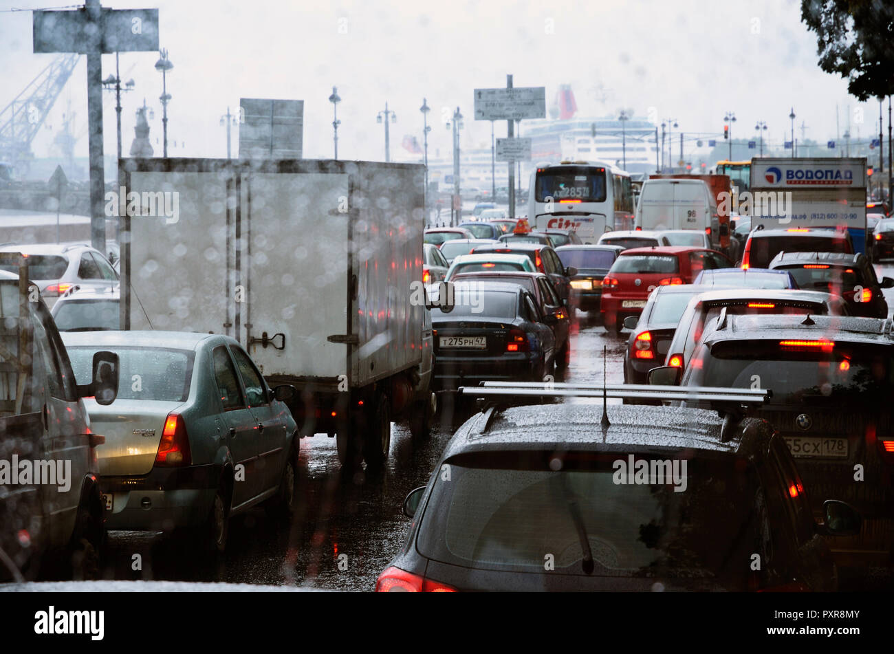 Inceppamento di traffico nelle strade di San Pietroburgo, Northwestern, Russia, Federazione russa Foto Stock