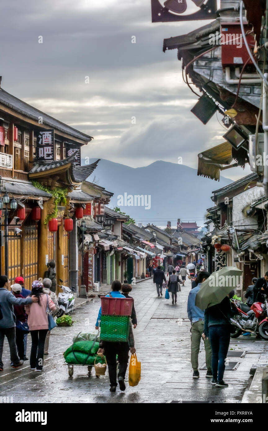 Cina Yunnan, Dali, la gente a piedi in città Foto Stock