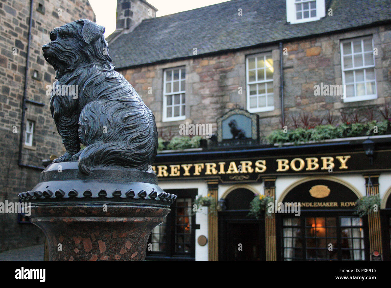 Statua di Bobby, un cimitero fedele watchdog che presumibilmente custodito il suo proprietario la sua tomba fino alla sua propria morte, Edimburgo, Scozia Foto Stock