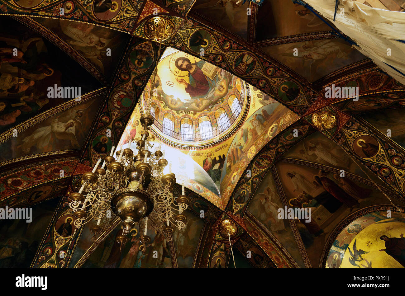 Mosaico di Cristo Pantocratore sotto la cupola centrale. Tempio di assunzione. San Pietroburgo, Northwestern, Russia. Foto Stock