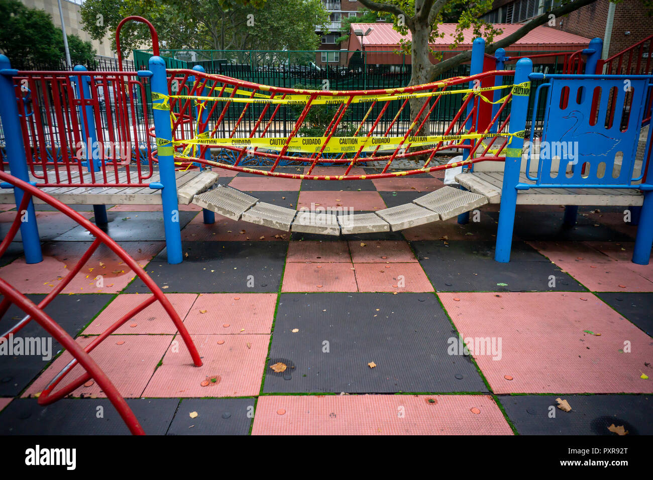 A NEW YORK Parchi e Ricreazione parco giochi nel quartiere di Chelsea di New York il giovedì, 11 ottobre 2018 attende disperatamente le riparazioni. (Â© Richard B. Levine) Foto Stock