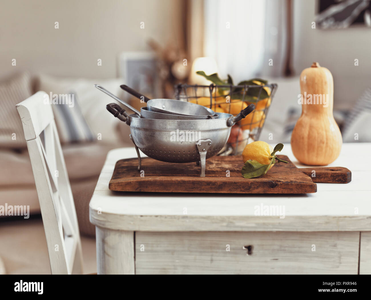 Nostalgiche di utensili da cucina e di frutti sul vecchio tavolo in legno Foto Stock