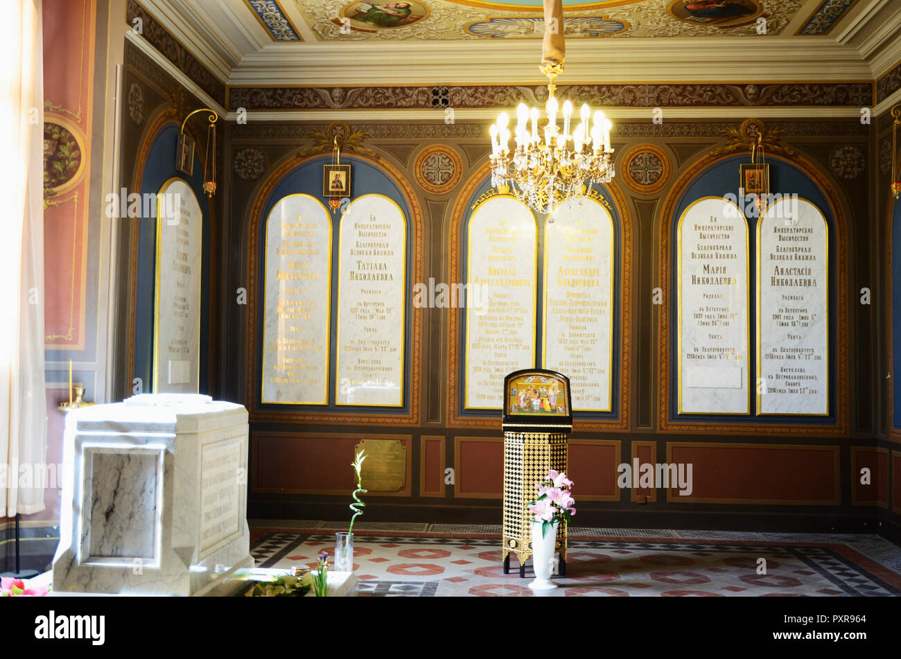 Marcatura di lapidi per la sepoltura del Tsar Nicholas II e la sua famiglia in St. Catherine cappella. Santi Pietro e Paolo, la cattedrale, la Fortezza di Pietro e Paolo. Foto Stock