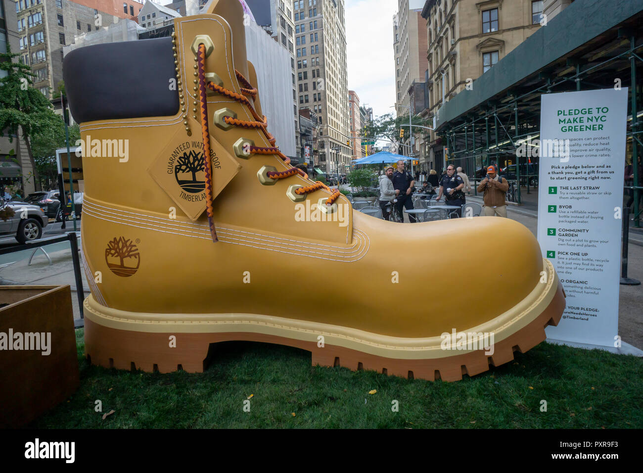 Un gigante Timberland boot attrae i visitatori a Flatiron Plaza di New York  Martedì, Ottobre 16, 2018 dove possono pot gratuitamente una succulenta in  corrispondenza di un evento di branding per VF