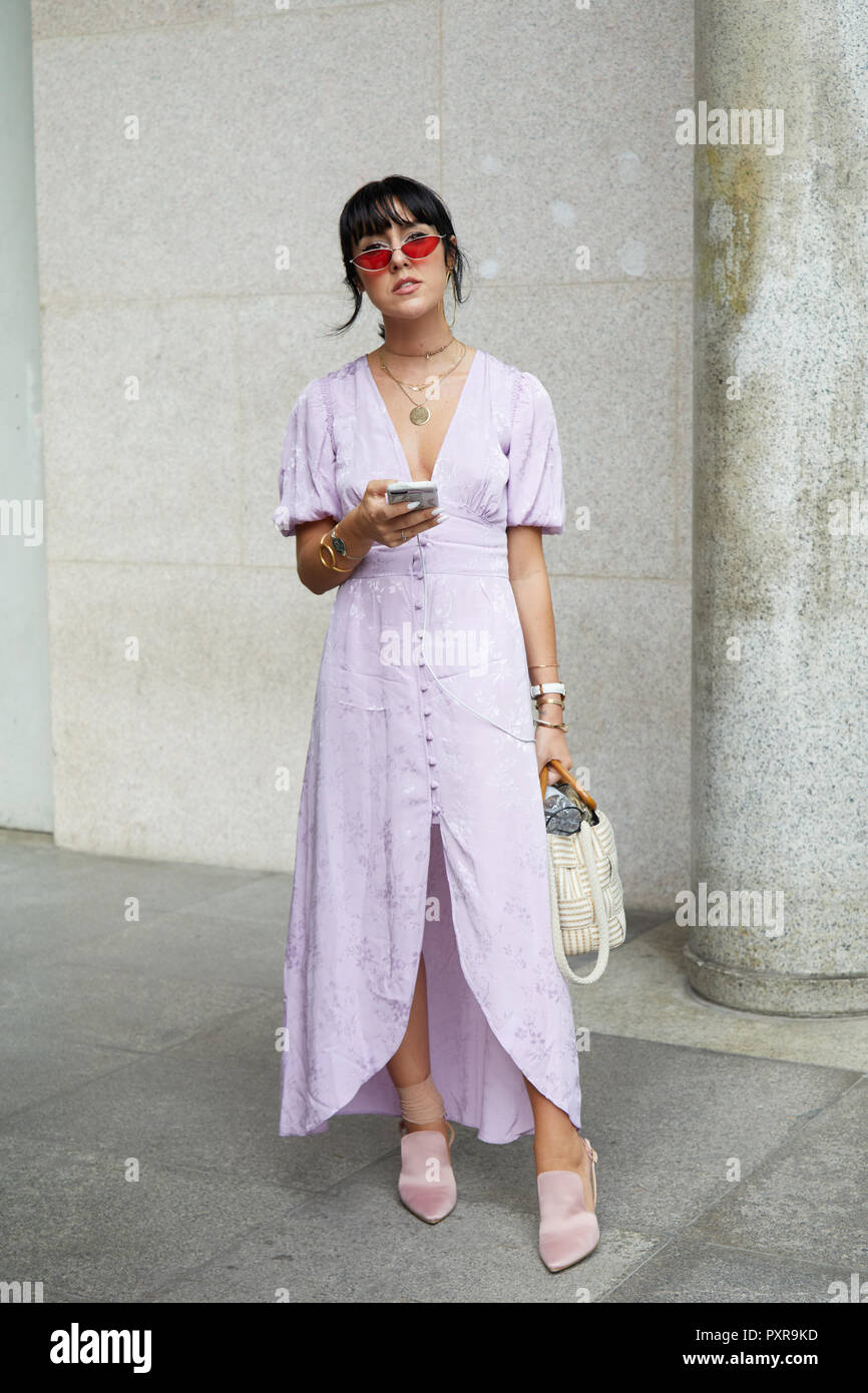 Milano, Italia - 22 settembre 2018: Donna con lunghi, vestito viola e occhiali da sole rosso prima di filosofia fashion show, la Settimana della Moda Milanese street style Foto Stock