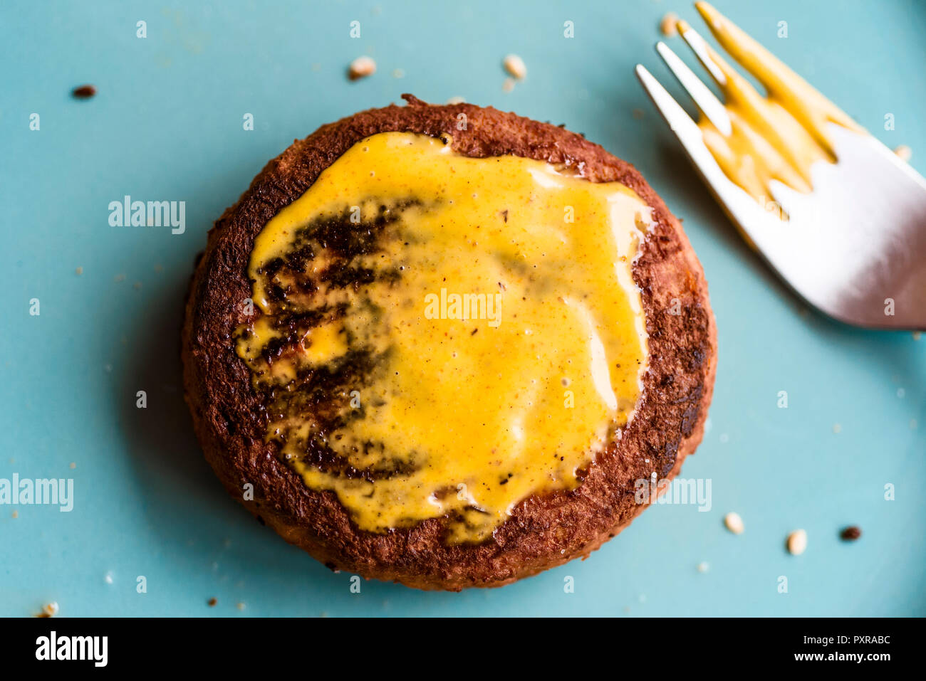 Grigliata di veggy burger con chutney di mango Foto Stock