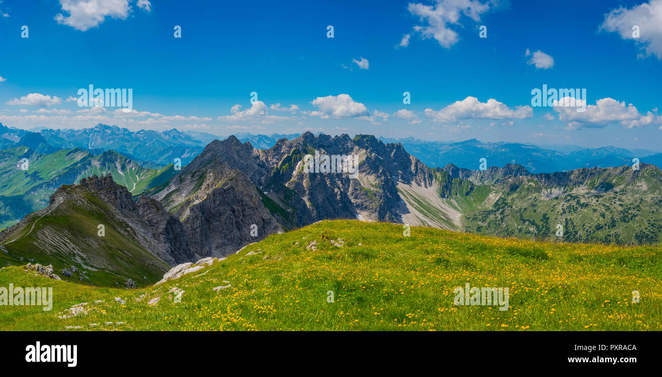 In Germania, in Baviera, Allgaeu, Allgaeu Alpi, panorama di montagna di Grosser Daumen al gruppo Daumen con Wengenkopf Nebelhorn e Foto Stock