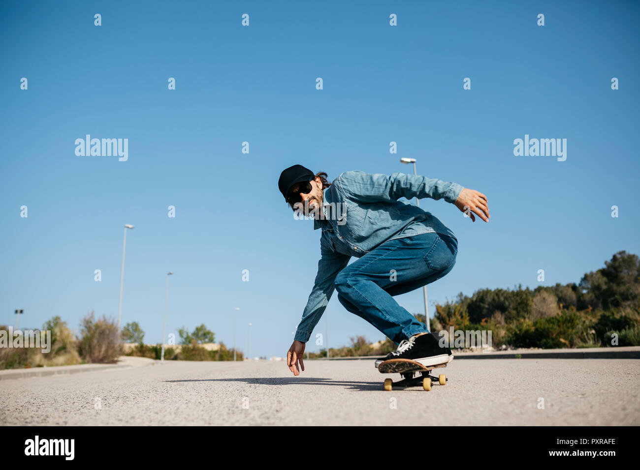 Alla moda uomo in denim e cappuccio skateboard Foto Stock