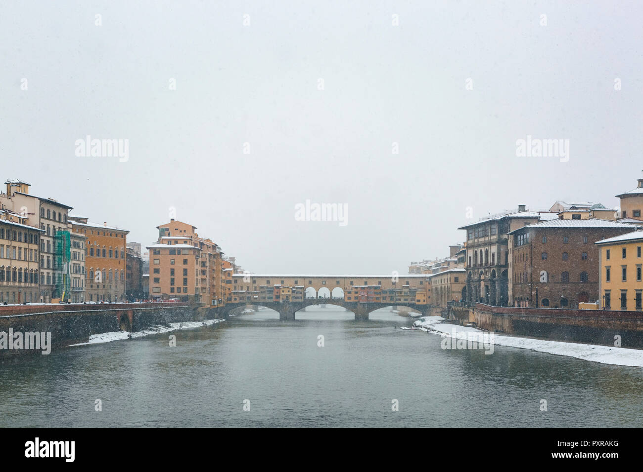 L'Italia, Firenze, vista da Ponte Vecchio in inverno Foto Stock