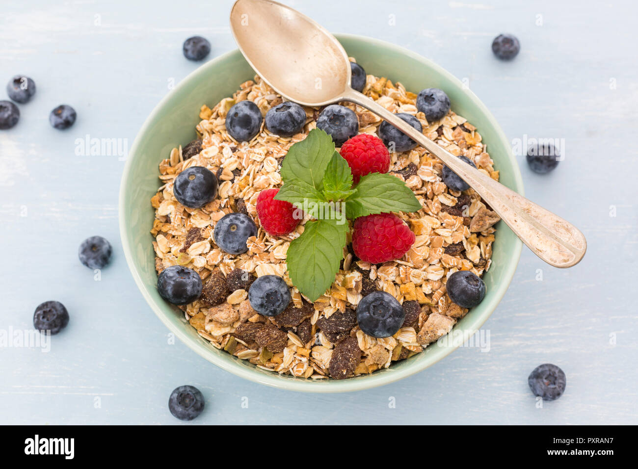Ciotola di muesli con lamponi e mirtilli Foto Stock