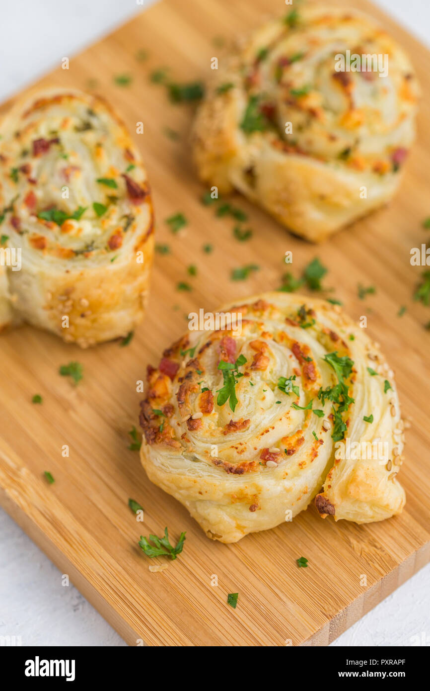 Le ciambelle glassate con feta, crema di formaggio, pancetta e prezzemolo sulla tavola di legno Foto Stock