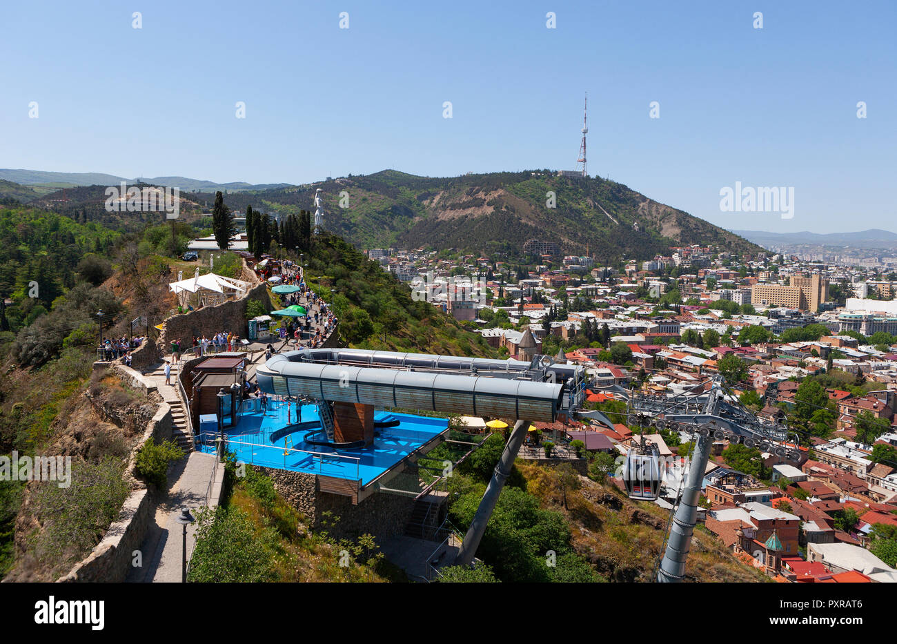 La Georgia, Tbilisi, Cavo auto con Mtatsminde mountain in background Foto Stock