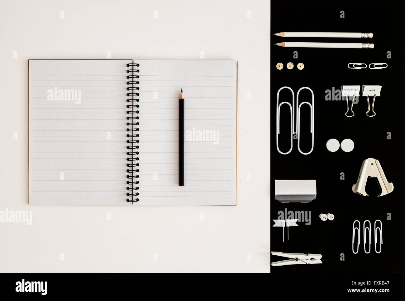 Ufficio bianco utensili su sfondo nero e il blocco note e matita su sfondo whilte Foto Stock