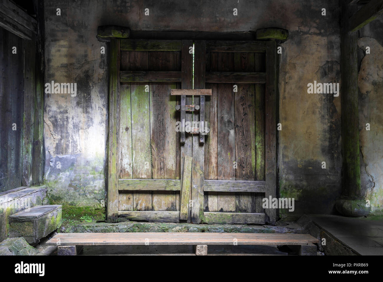 La Cina, nella provincia di Sichuan, Wulong, chiuso il portale in legno Foto Stock