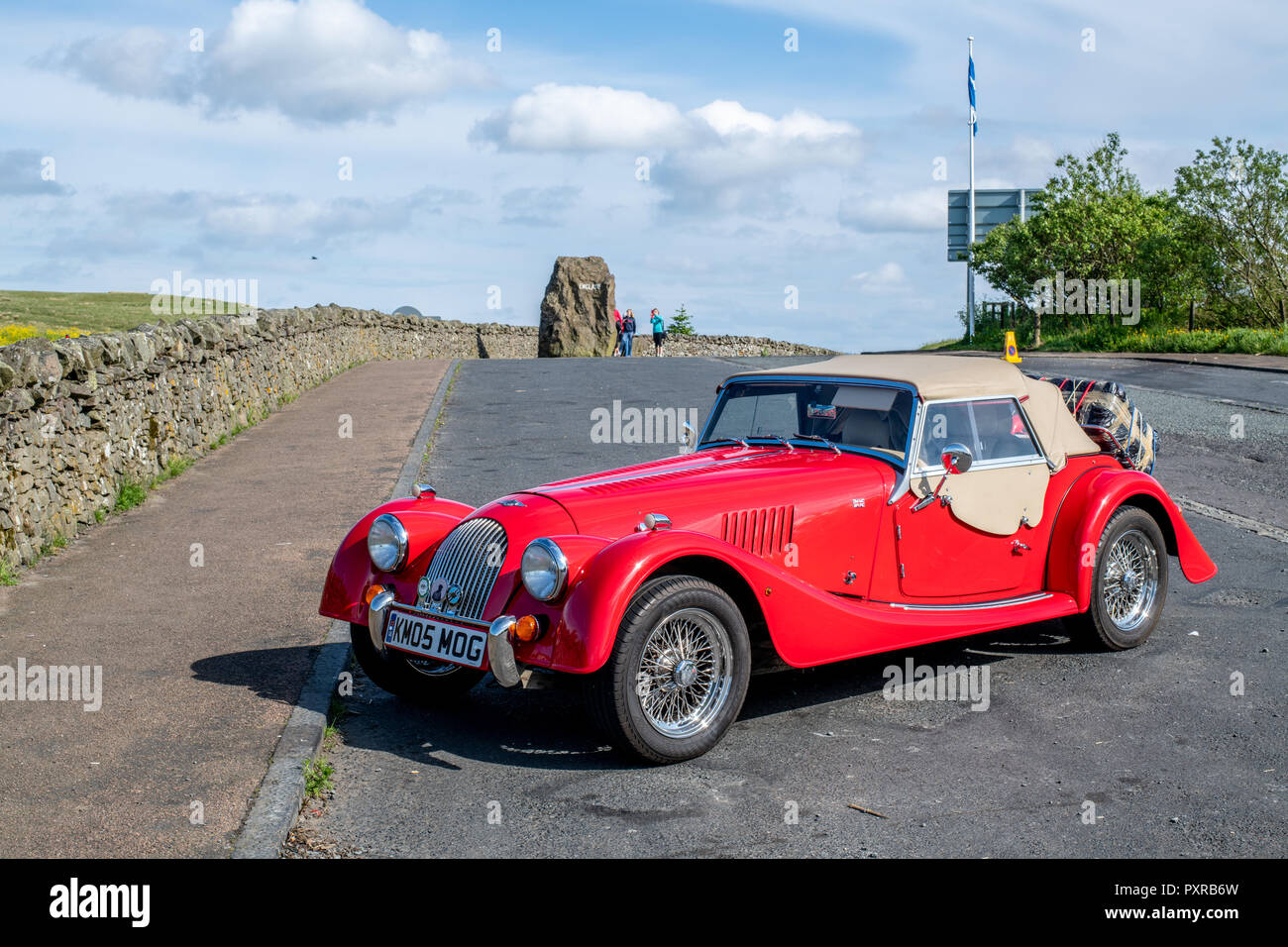 Un rosso Morgan Roadster poggia convertibile parcheggiata sul lato della strada vicino all'Associazione anglo-scozzese confine a Carter Bar, Scozia. Foto Stock