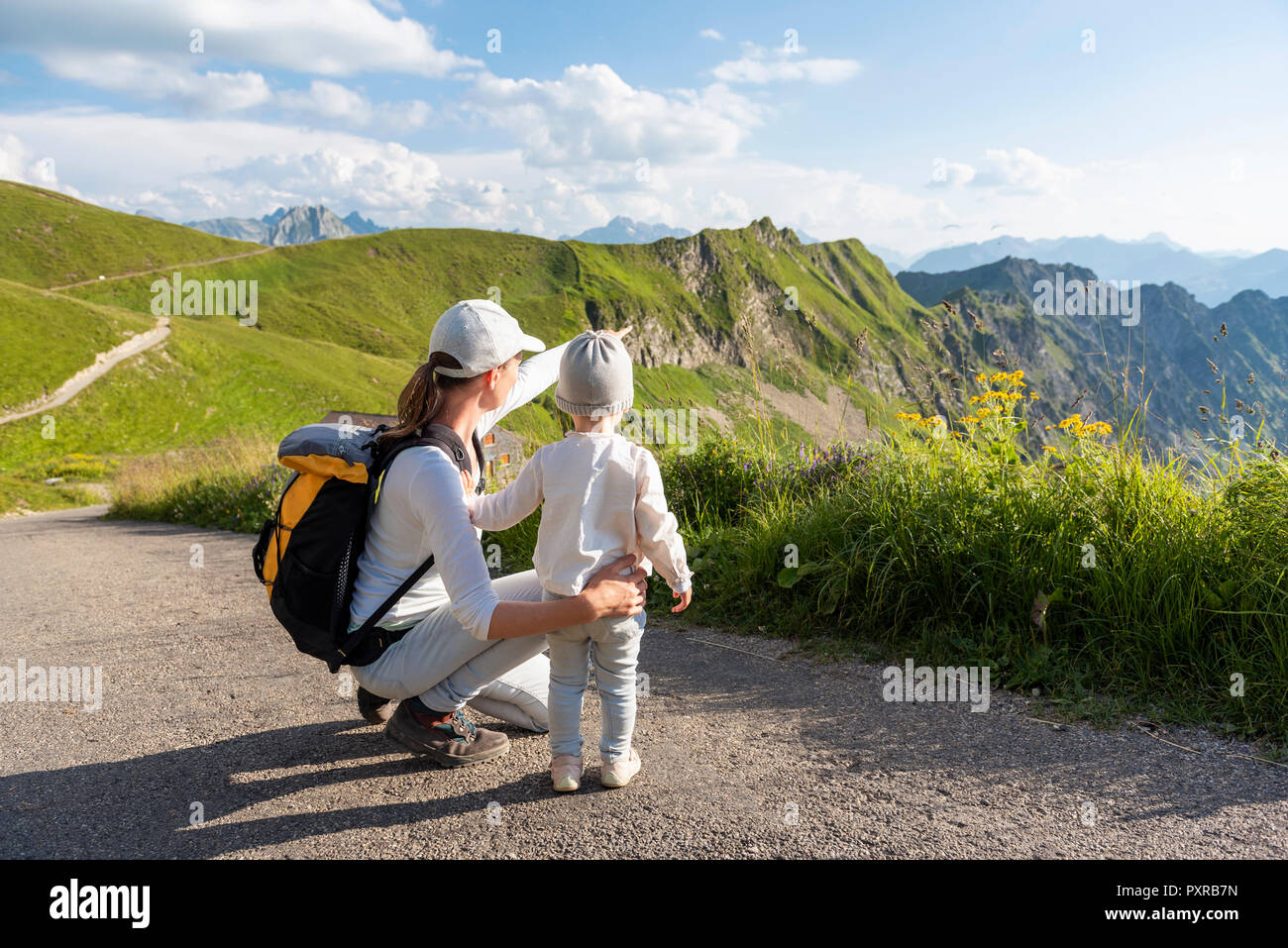 In Germania, in Baviera, Oberstdorf, madre e figlia piccola su una escursione in montagna Foto Stock