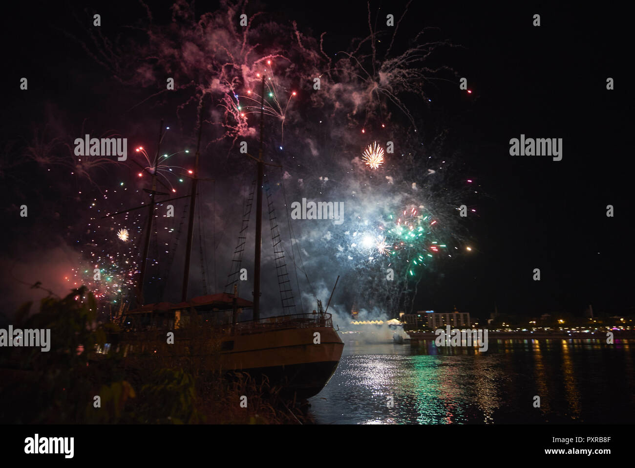 Germania, Wiesbaden, Theodor Heuss Bridge, fuochi d'artificio al fiume Reno Foto Stock