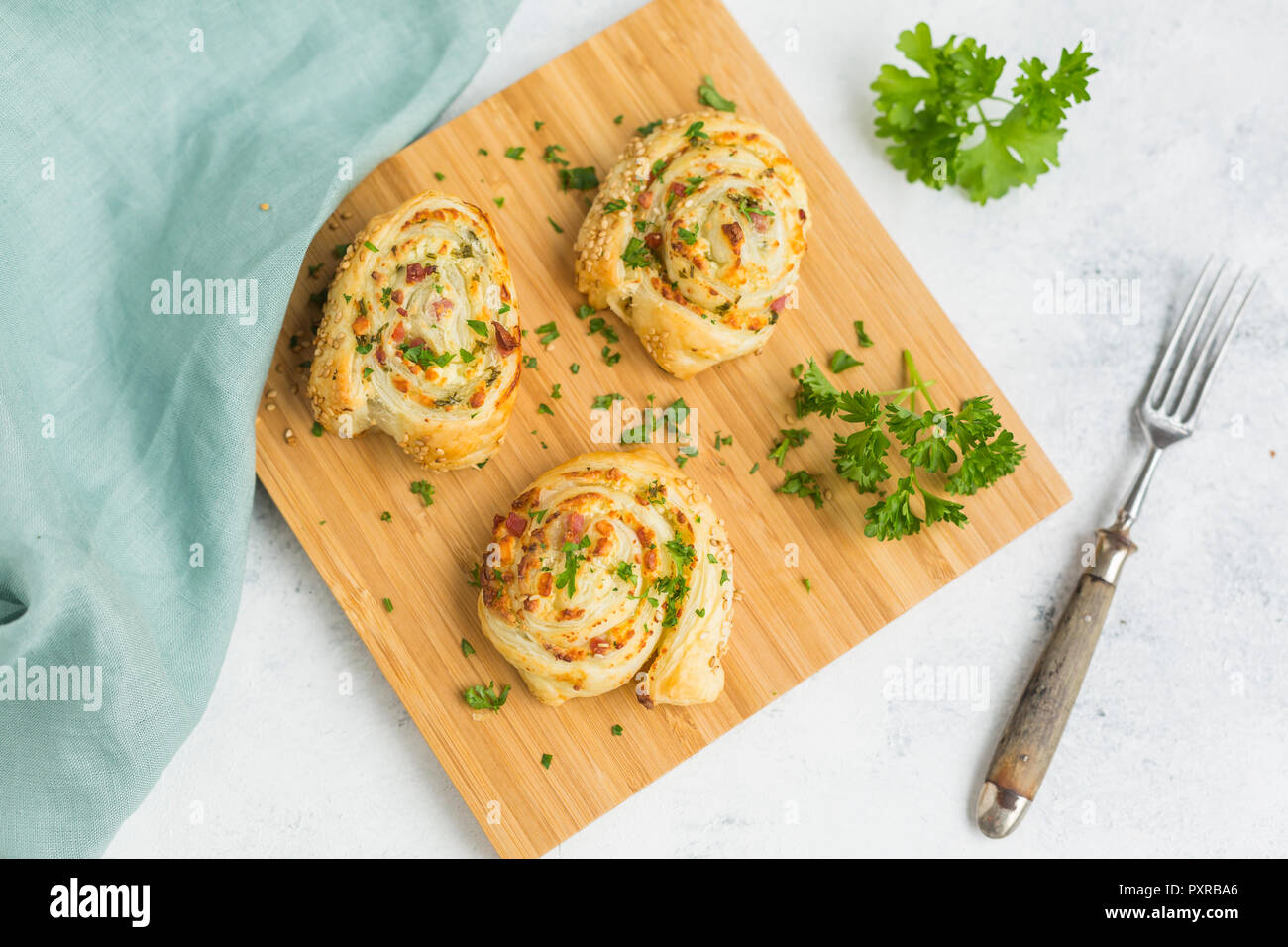 Le ciambelle glassate con feta, crema di formaggio, pancetta e prezzemolo sulla tavola di legno Foto Stock