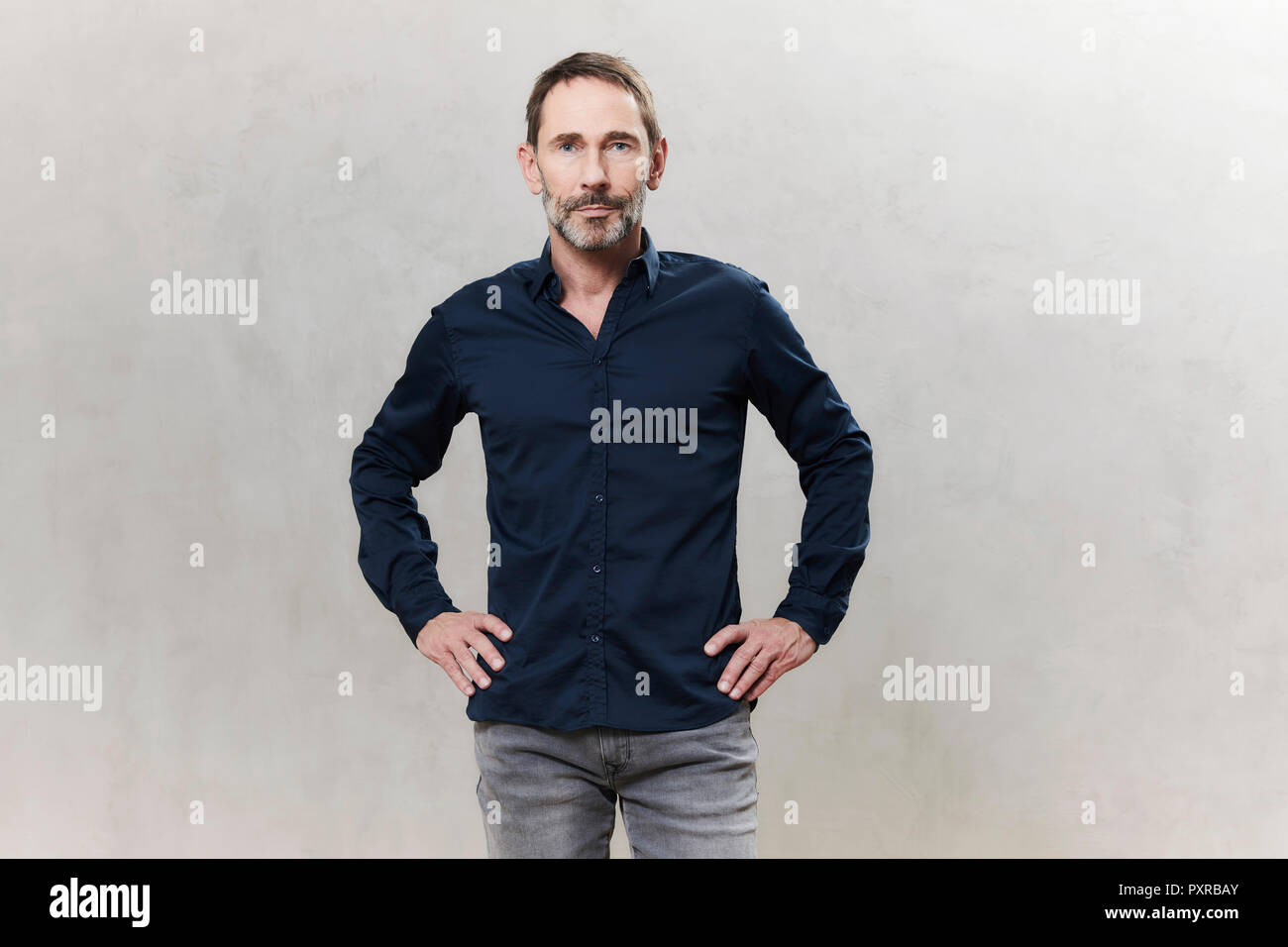 Ritratto di imprenditore, blu scuro camicia, fino alla cintura Foto Stock