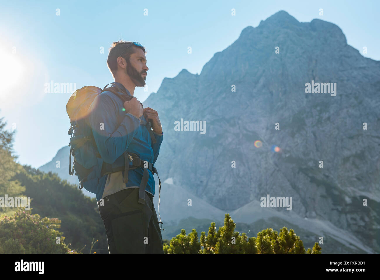 Austria, Tirolo, Escursionista con zaino escursioni in montagna Foto Stock