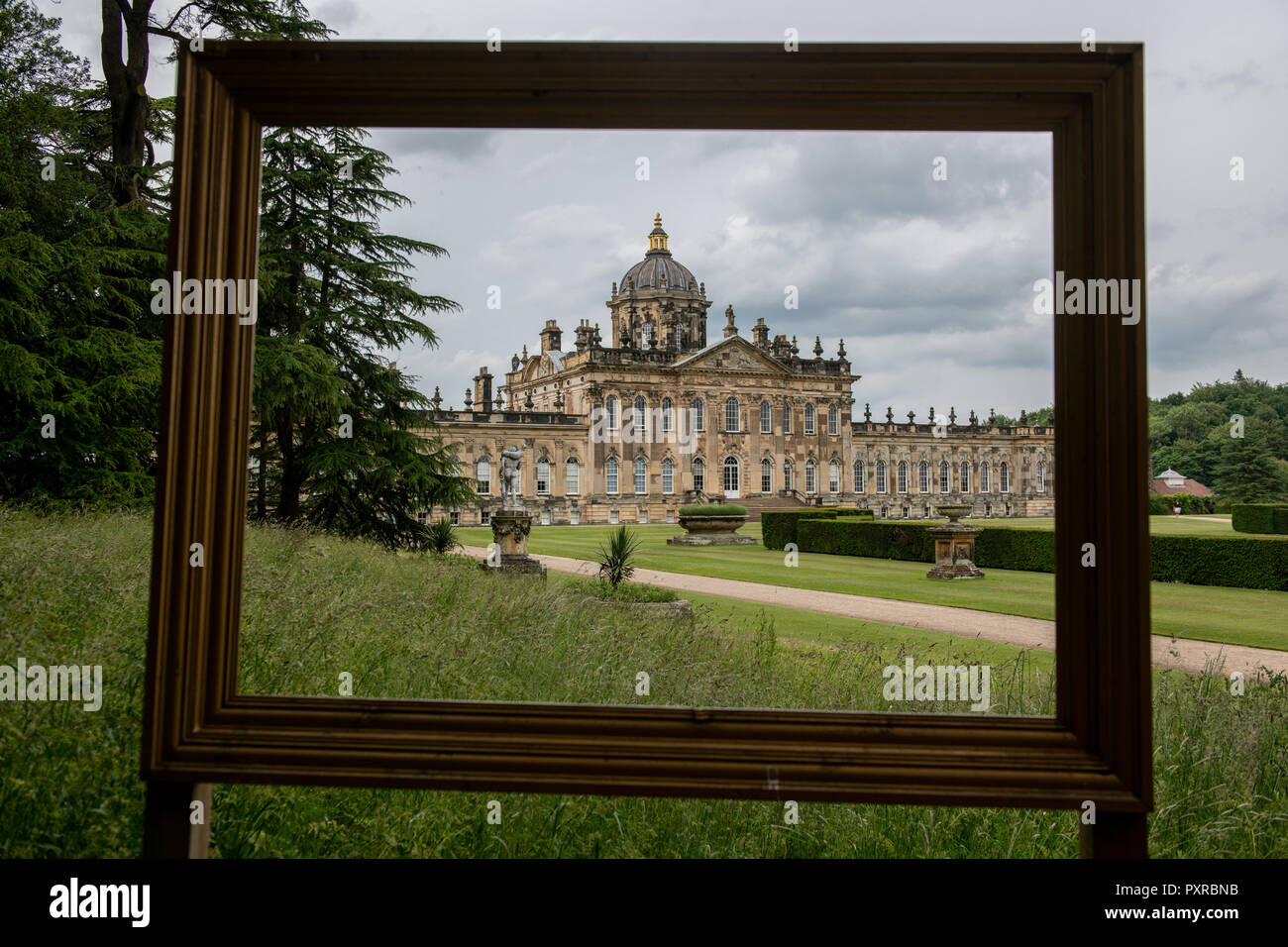 Castle Howard entro una cornice di legno, nello Yorkshire, Regno Unito Foto Stock