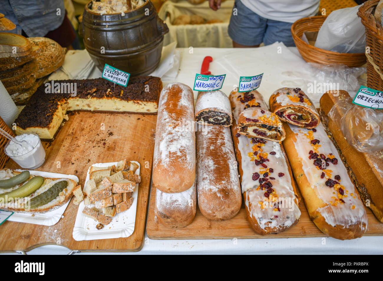 Pera cheesecake o sernik gruszka e vari tipi di pane dolce o povitica riempire la tabella di Cracovia in Polonia Foto Stock