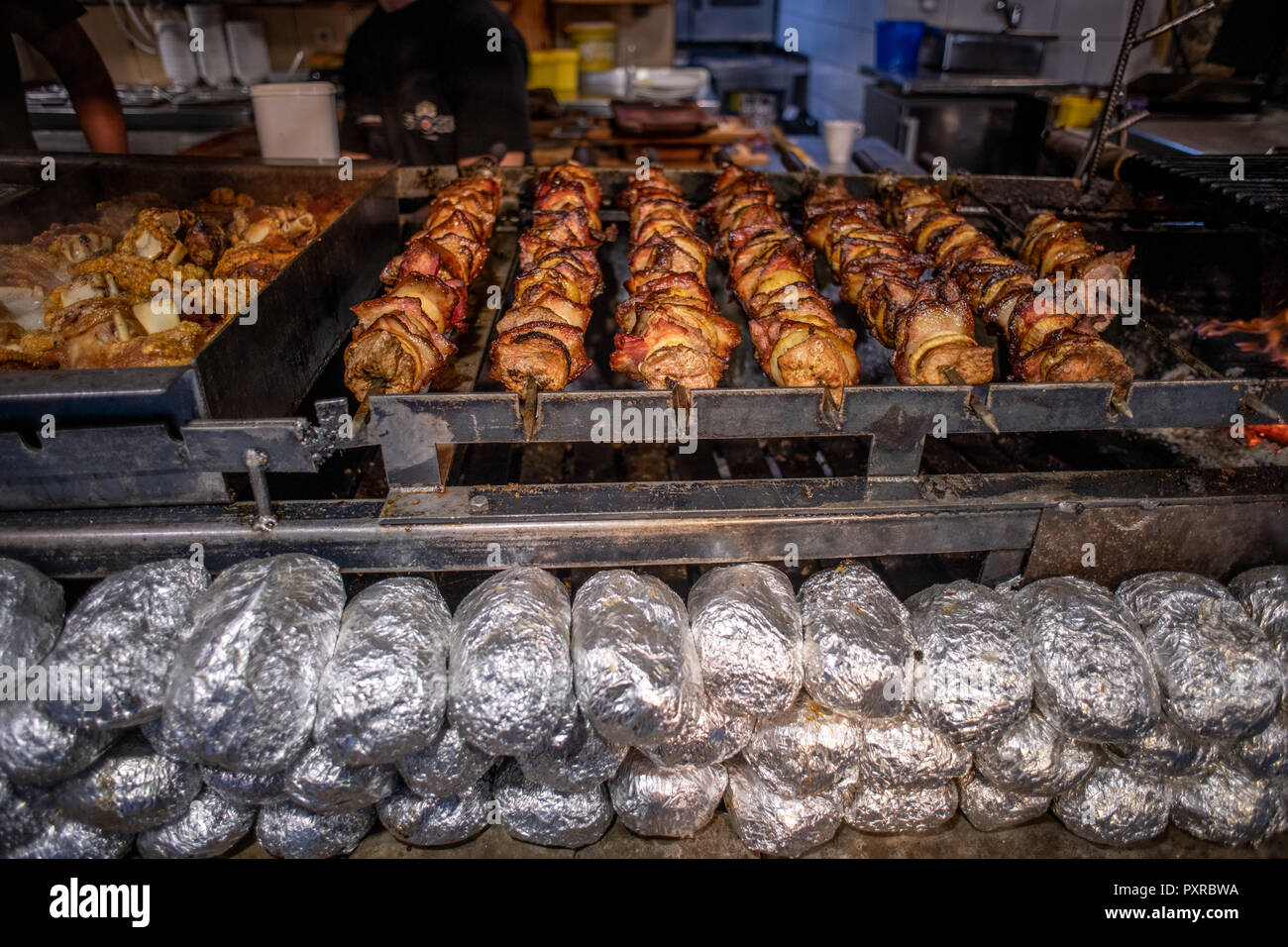 Grigliate e spiedini di carne sono pronti per essere serviti a ZAKOPANE Poland Foto Stock