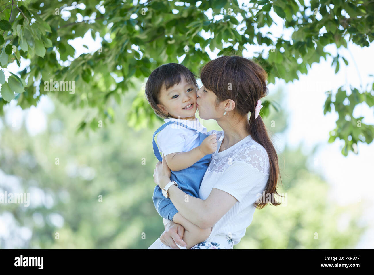 Giapponese madre e figlio presso il parco Foto Stock
