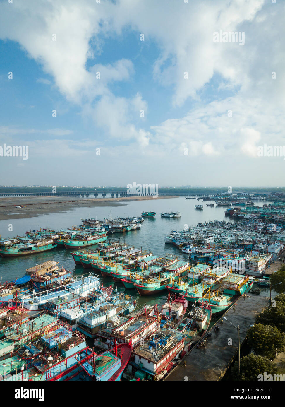 Indonesia, Bali, vista aerea del porto con navi Foto Stock