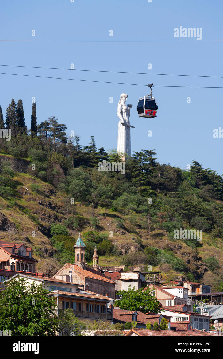 La Georgia, Tbilisi, Cavo auto con Kartlis Deda monumento Foto Stock