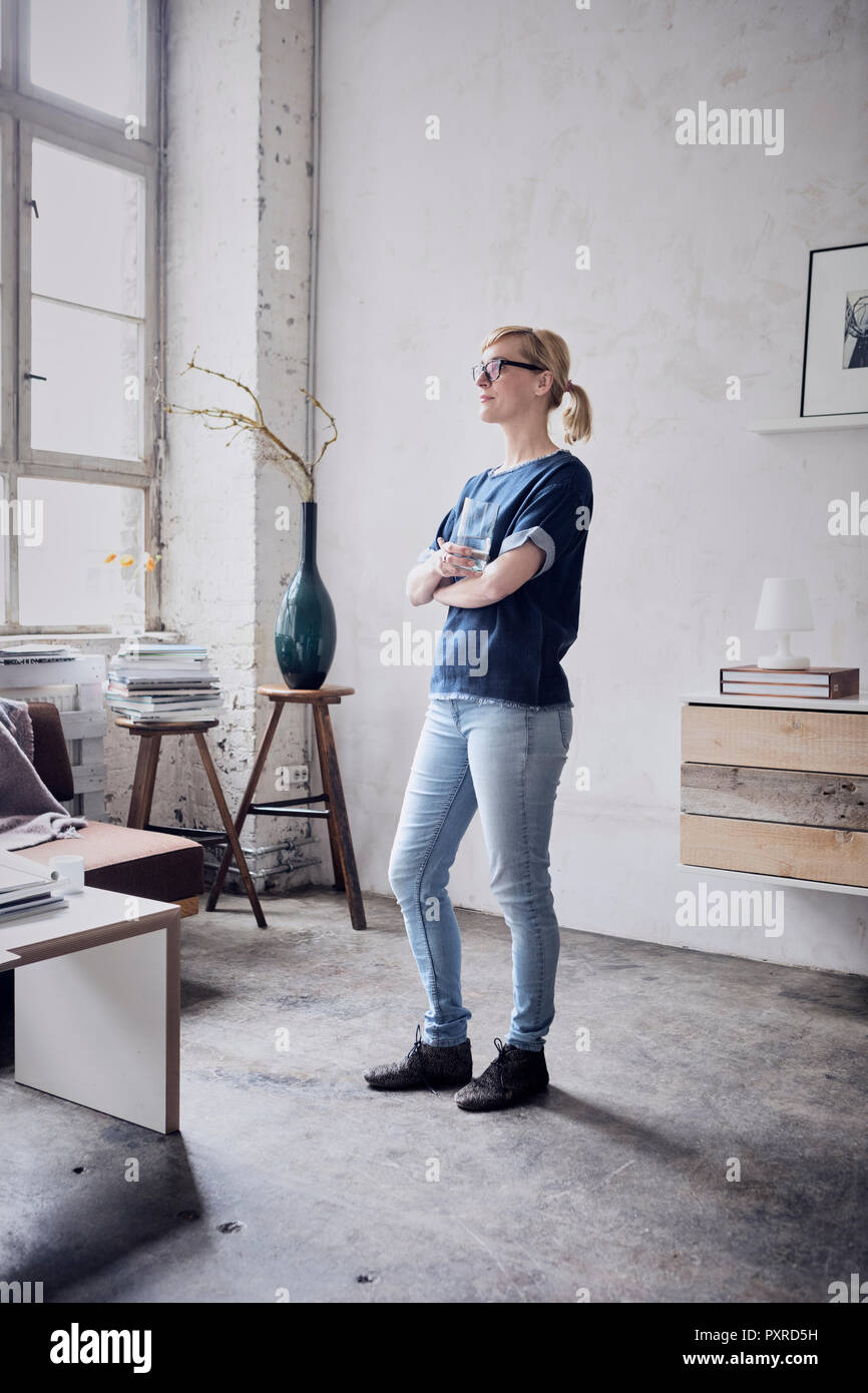 Donna in piedi in un loft Foto Stock