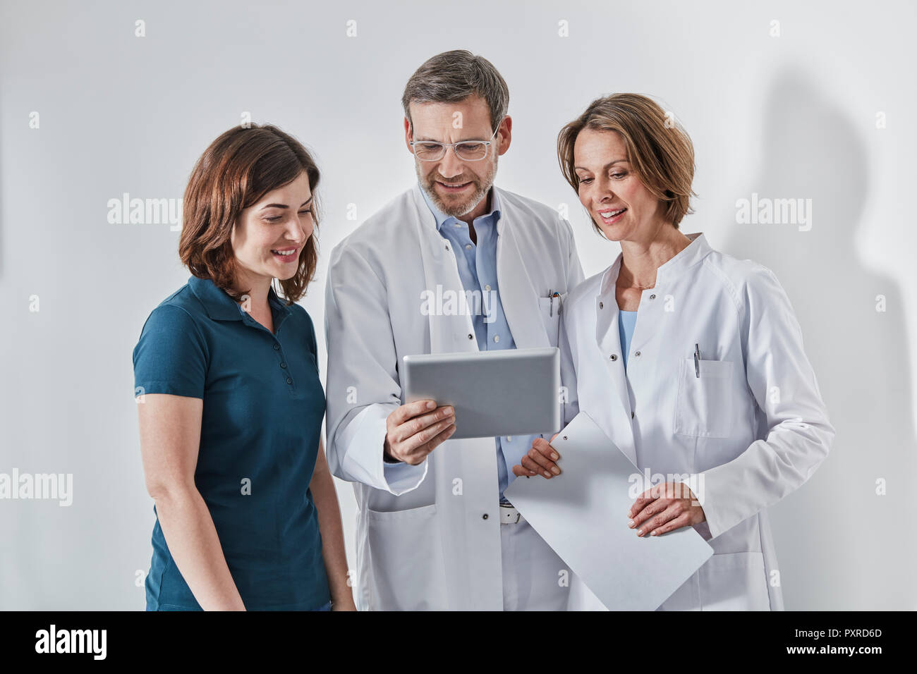 Medici e segretario medico utilizzando tablet Foto Stock