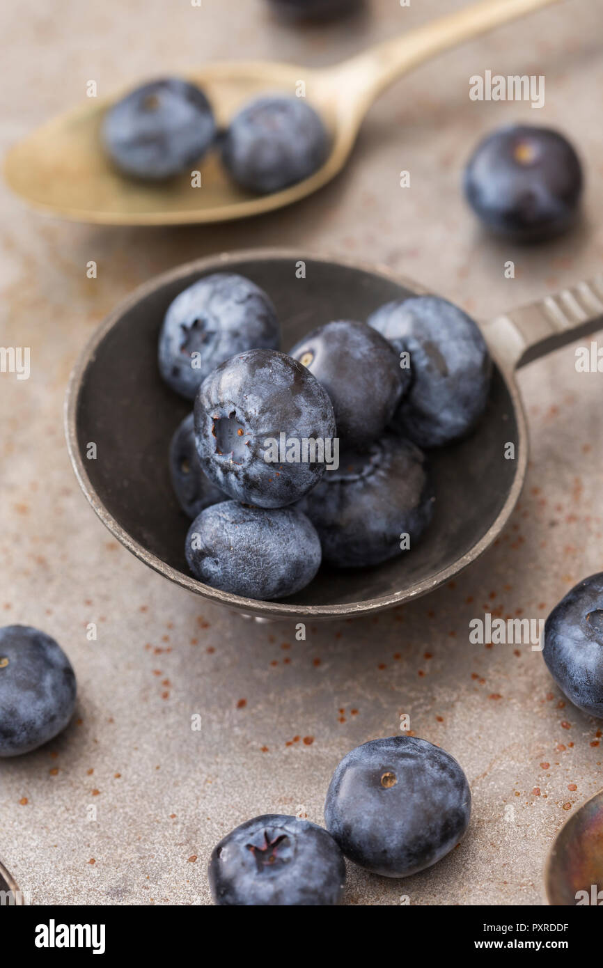 Vecchio cucchiaio con mirtilli Foto Stock