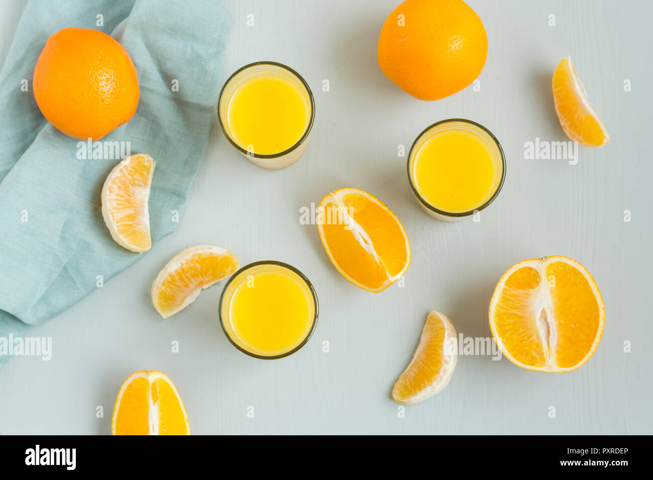 Bicchieri di succo d'arancia appena spremuto e fettine di arancia Foto Stock