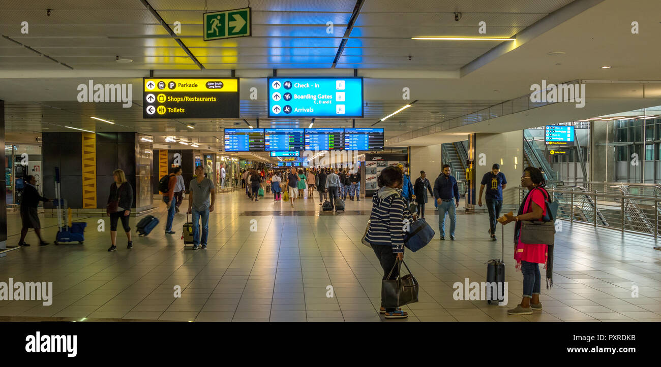 Johannesburg, Sud Africa - unidentified in arrivo e in partenza passeggeri presso il moderno O.R.Tambo International Airport in città Foto Stock