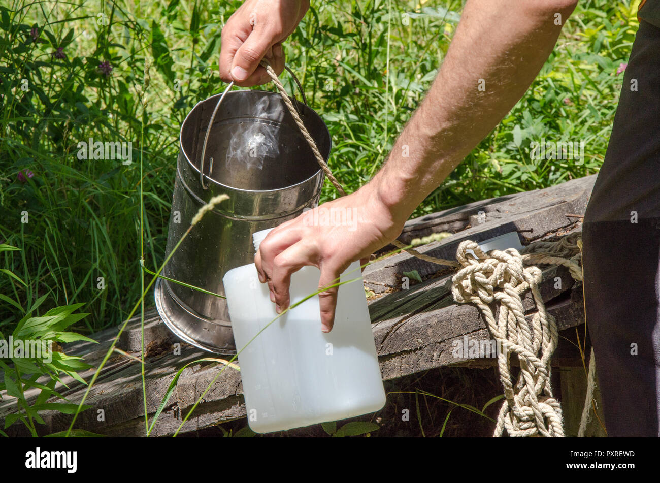 Prelevare campioni di acqua per le prove di laboratorio. Il concetto - analisi della purezza dell'acqua, ambiente, ecologia Foto Stock